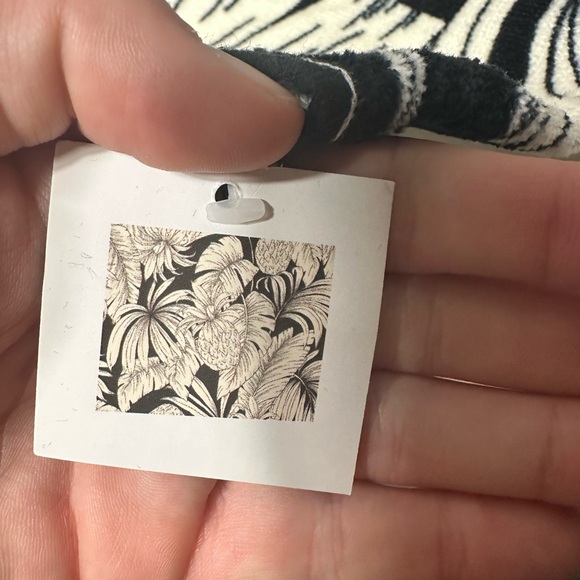 NWT Old Navy Floral Beach Towel 28” W x 60” L Beachy Black White - Picture 3 of 4